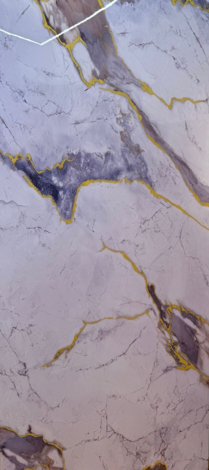 Dettaglio pannello effetto marmo con venature grigie e dettagli dorati